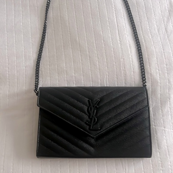 - Saint Laurent Monogram black YSL Envelope Chain. - Picture 2 of 8